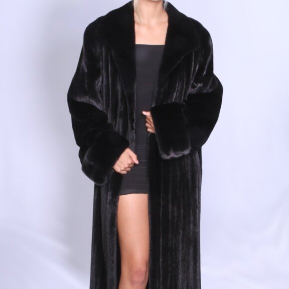 Timeless Full-Length Blackglama Mink Coat with Cuffed Sleeves - Picture 3 of 3
